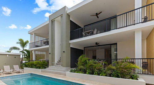 Последние новости компании о Проект Карибских вилл: улучшение тропической жизни с помощью массивных деревянных потолочных вентиляторов